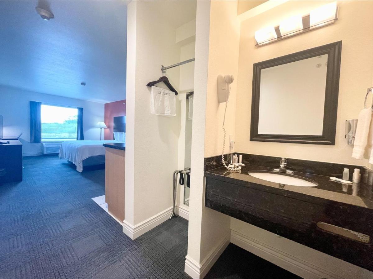 Fairbridge Inn & Suites Cuero Экстерьер фото